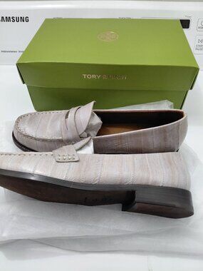 Women's classic penny loafer size 8